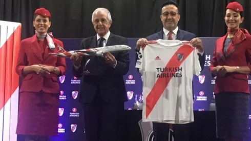 El presidente Rodolfo D'Onofrio, junto a su par de la compañía aérea Turkish en el Monumental
