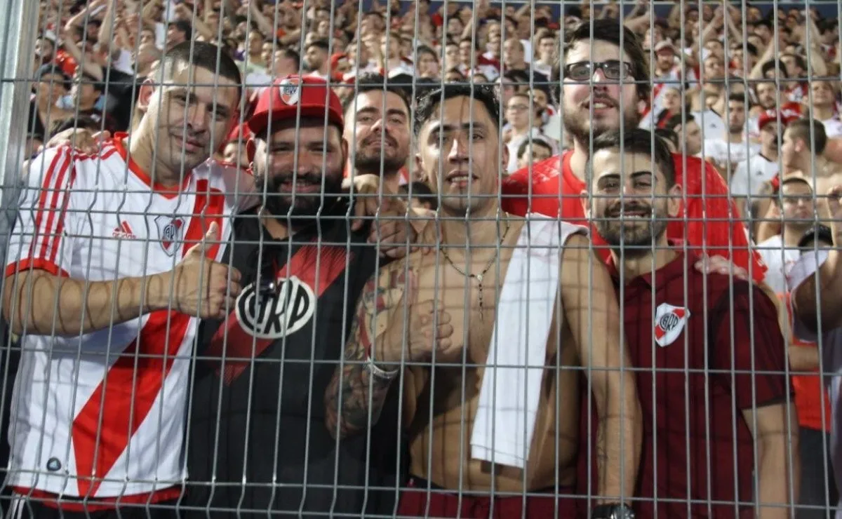 Unos 3.000 hinchas respaldaron al campeón de América en Paraguay