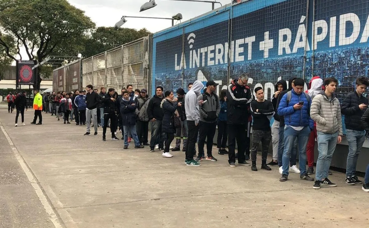 Desde bien temprano los socios y miembros del Somos River fueron en gran número a retirar sus entradas