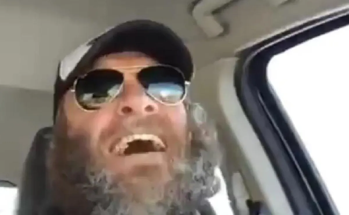 El hincha se filmó dentro de su auto e inventó un hit muy pegadizo