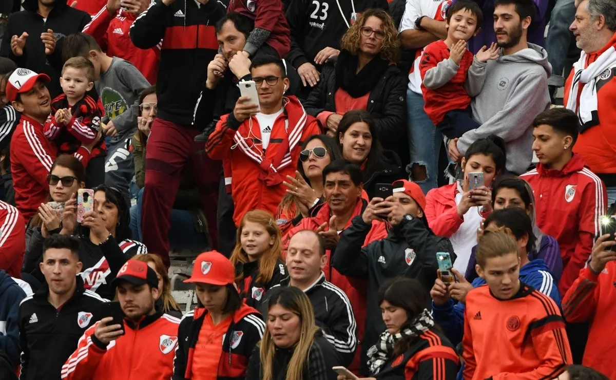 El operativo de seguridad no permite el acceso con estandartes ni bolsos por una disposición de la Conmebol.