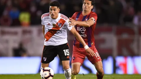 El delantero paraguayo arremetió contra uno de los tobillos del futbolista de River.