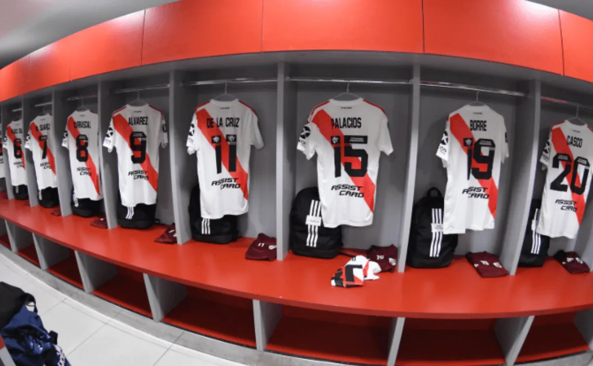 Las camisetas del Más Grande ya están ubicadas en el vestuario visitante de La Nueva Olla.