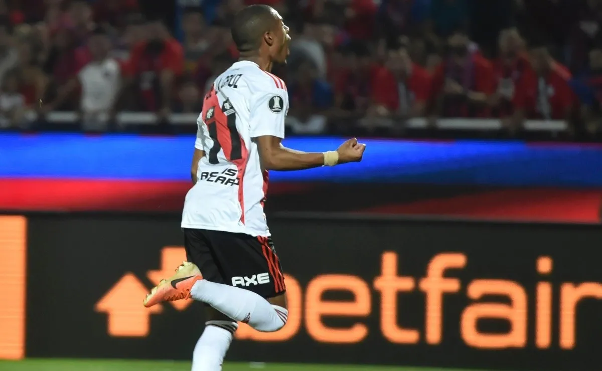 De derecha, sacó un misil imposible para Juan Pablo.