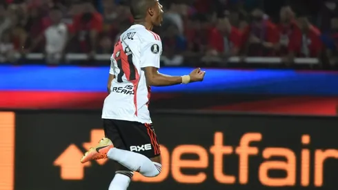 De derecha, sacó un misil imposible para Juan Pablo.