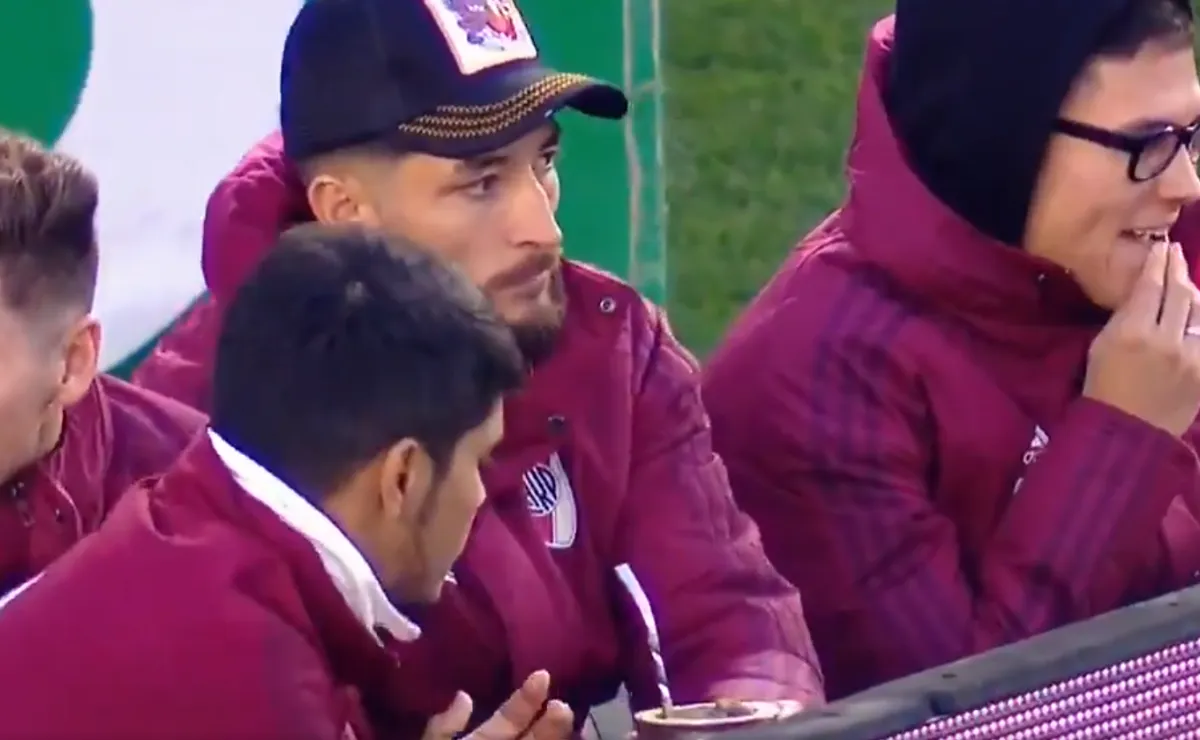 Milton se puso la 10 y fue el encargado de abastecer a sus compañeros con los mates afuera de la cancha.