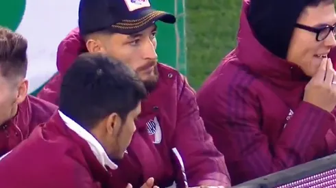 Milton se puso la 10 y fue el encargado de abastecer a sus compañeros con los mates afuera de la cancha.