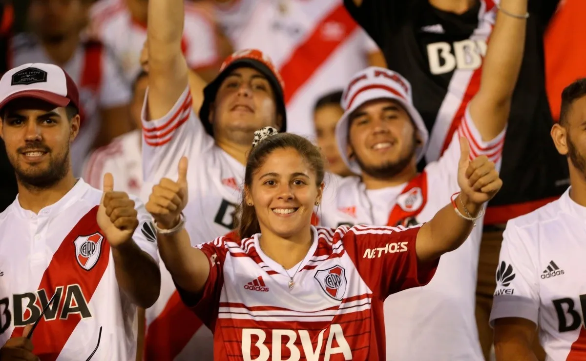 Los hinchas se preparan para alentar a River en el Superclásico.