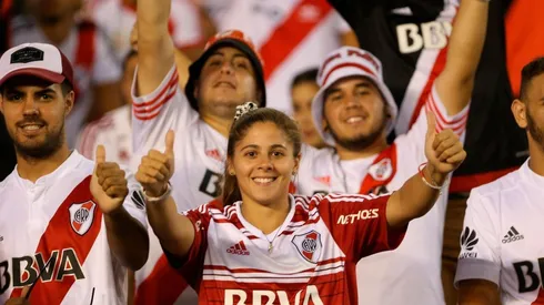 Los hinchas se preparan para alentar a River en el Superclásico.