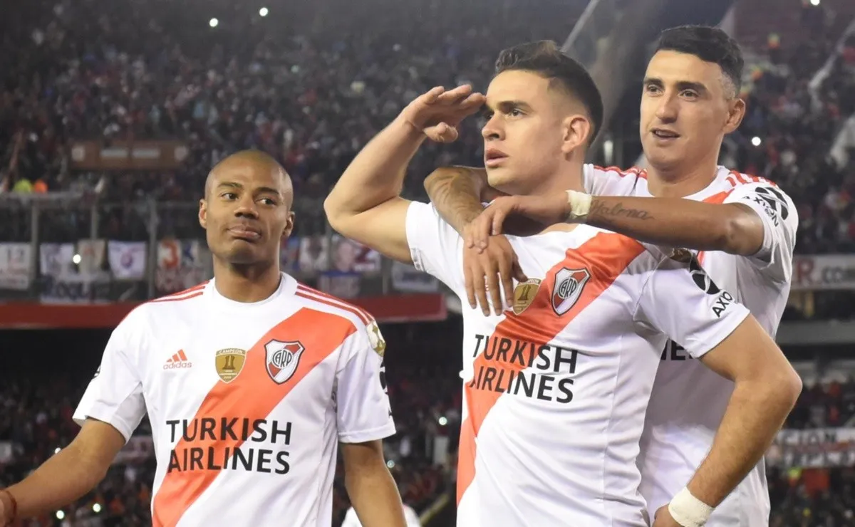 Borré, el comandante, celebrando un gol con River.
