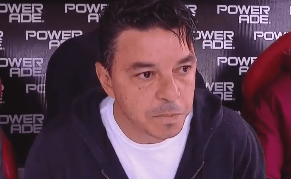 El entrenador de River se mostró con un look "elegante sport" en el banco de los suplentes.