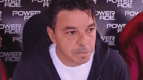 El entrenador de River se mostró con un look "elegante sport" en el banco de los suplentes.