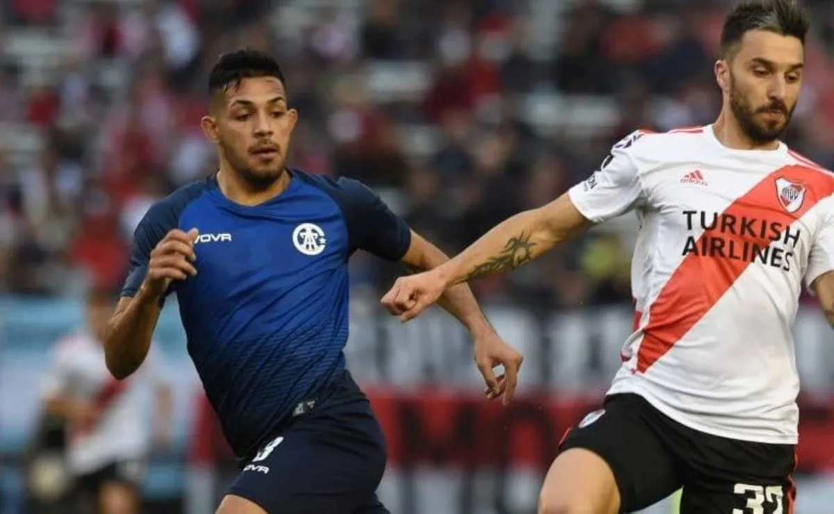 Facundo Medina siguiendo de cerca a Ignacio Scocco.