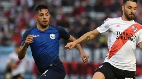 Facundo Medina siguiendo de cerca a Ignacio Scocco.