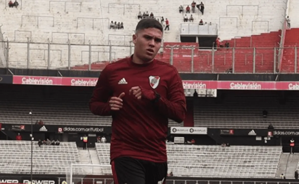 Antes del partido ante Talleres, Juanfer se presentó ante el estadio Antonio Vespucio Liberti.