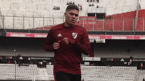 Antes del partido ante Talleres, Juanfer se presentó ante el estadio Antonio Vespucio Liberti.