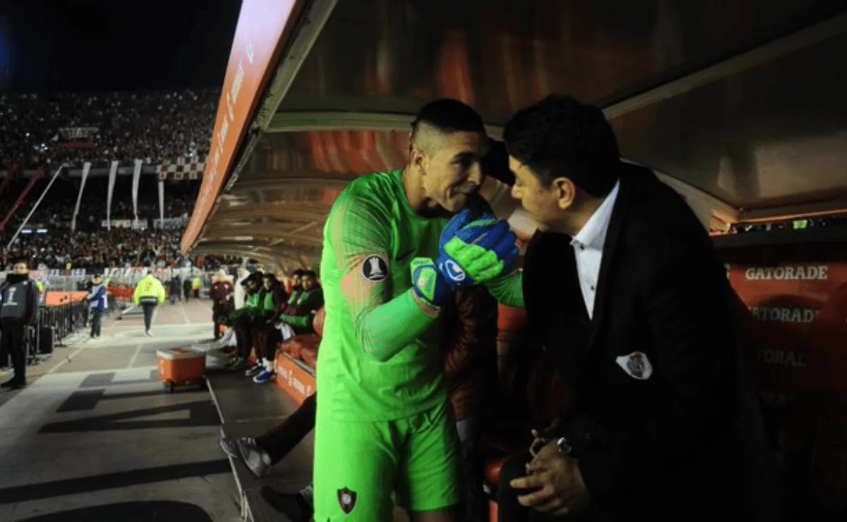 Carrizo y Gallardo se saludan en la previa del duelo en el Monumental