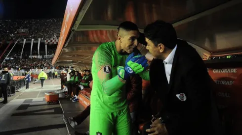 Carrizo y Gallardo se saludan en la previa del duelo en el Monumental