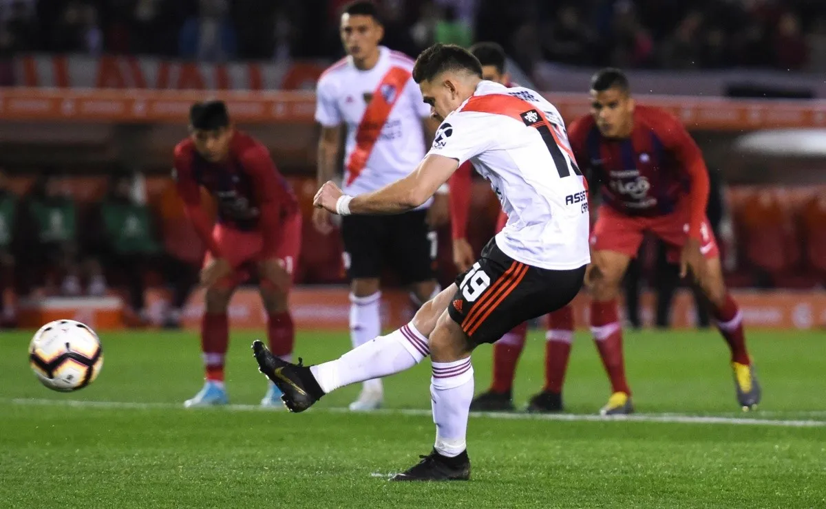 El peruano Víctor Hugo Carrillo se acercó al monitor y cobró penal.