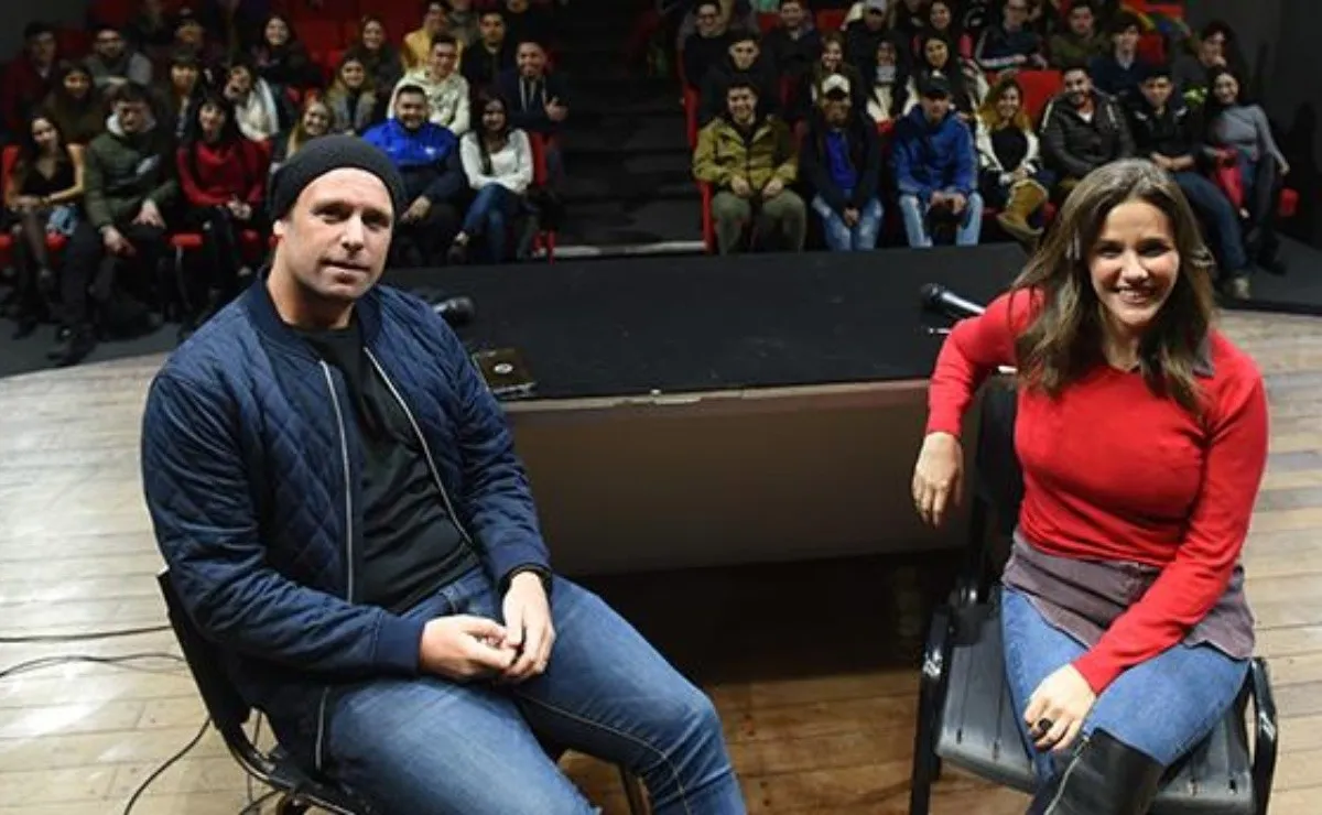 La charla de Cave se dio en el Auditorio de Monumental,ante unos 100 estudiantes