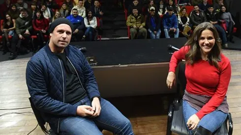 La charla de Cave se dio en el Auditorio de Monumental,ante unos 100 estudiantes