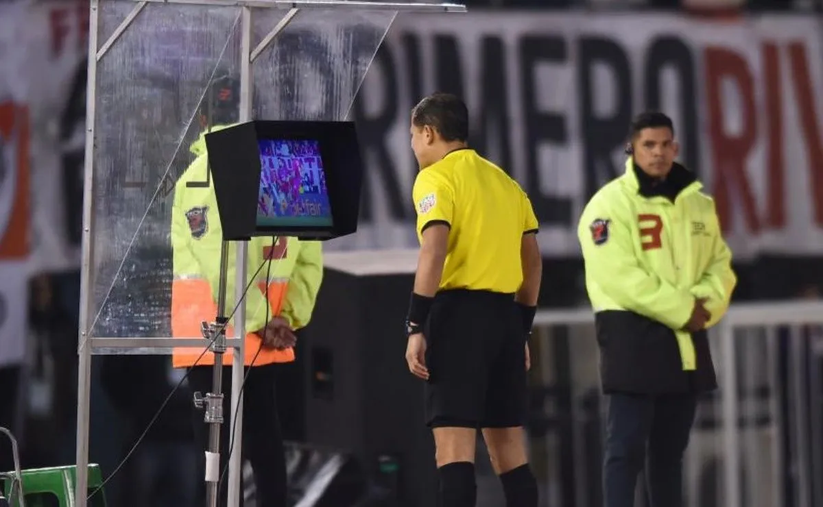 El peruano Víctor Carrillo revisando el VAR en la ida ante Cerro Porteño, donde todos los fallos fueron correctos