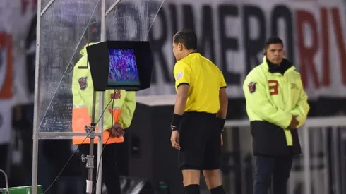 El peruano Víctor Carrillo revisando el VAR en la ida ante Cerro Porteño, donde todos los fallos fueron correctos
