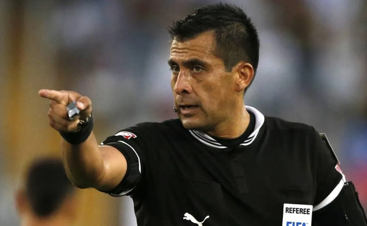El árbitro chileno dirigió el 0-0 de River y Cruzeiro en el Monumental