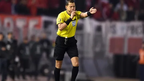 Por una mano de Suárez en la jugada previa a la conquista, el árbitro Carrillo revisó las acciones