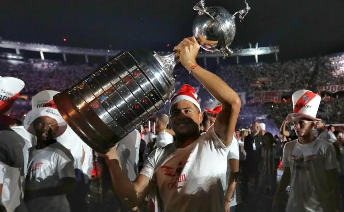 Jorge Moreira posa con la Libertadores más soñada de la historia.