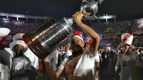 Jorge Moreira posa con la Libertadores más soñada de la historia.