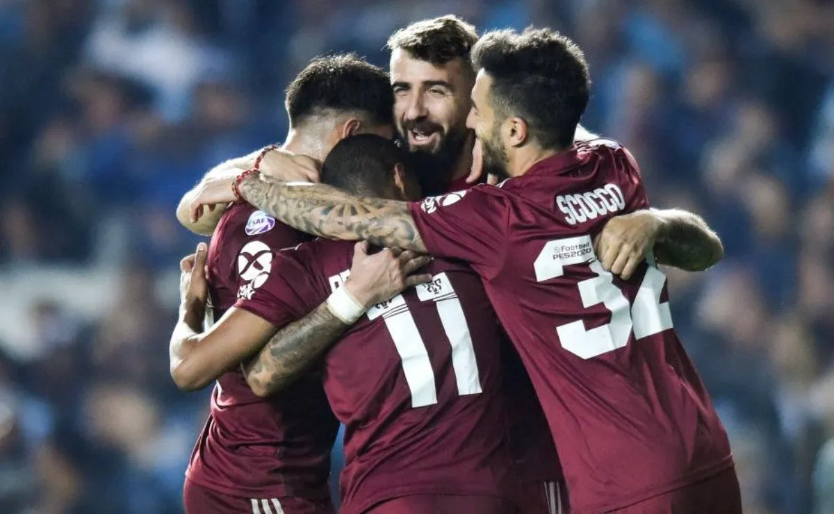 El abrazo de los jugadores de River tras la victoria ante Racing.