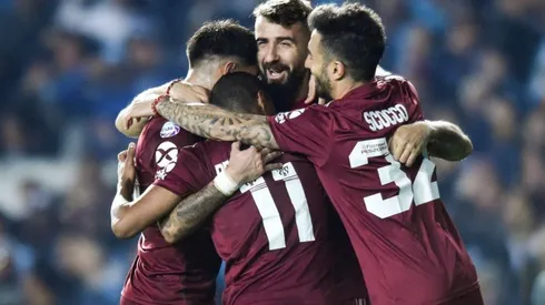 El abrazo de los jugadores de River tras la victoria ante Racing.