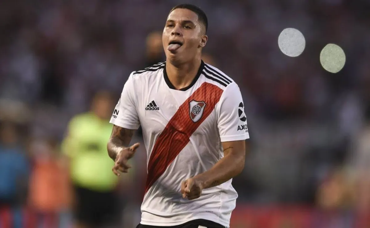 Quintero festejando el golazo que le hizo a Racing en la Superliga 2018-19.