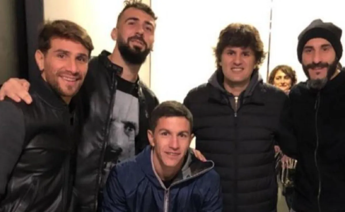Los cuatro posan con Andrés Ciro Martínez, lider de la banda