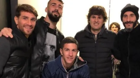 Los cuatro posan con Andrés Ciro Martínez, lider de la banda