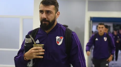 El jugador llamó al 911 para que una ambulancia atendiera rápidamente al motociclista.