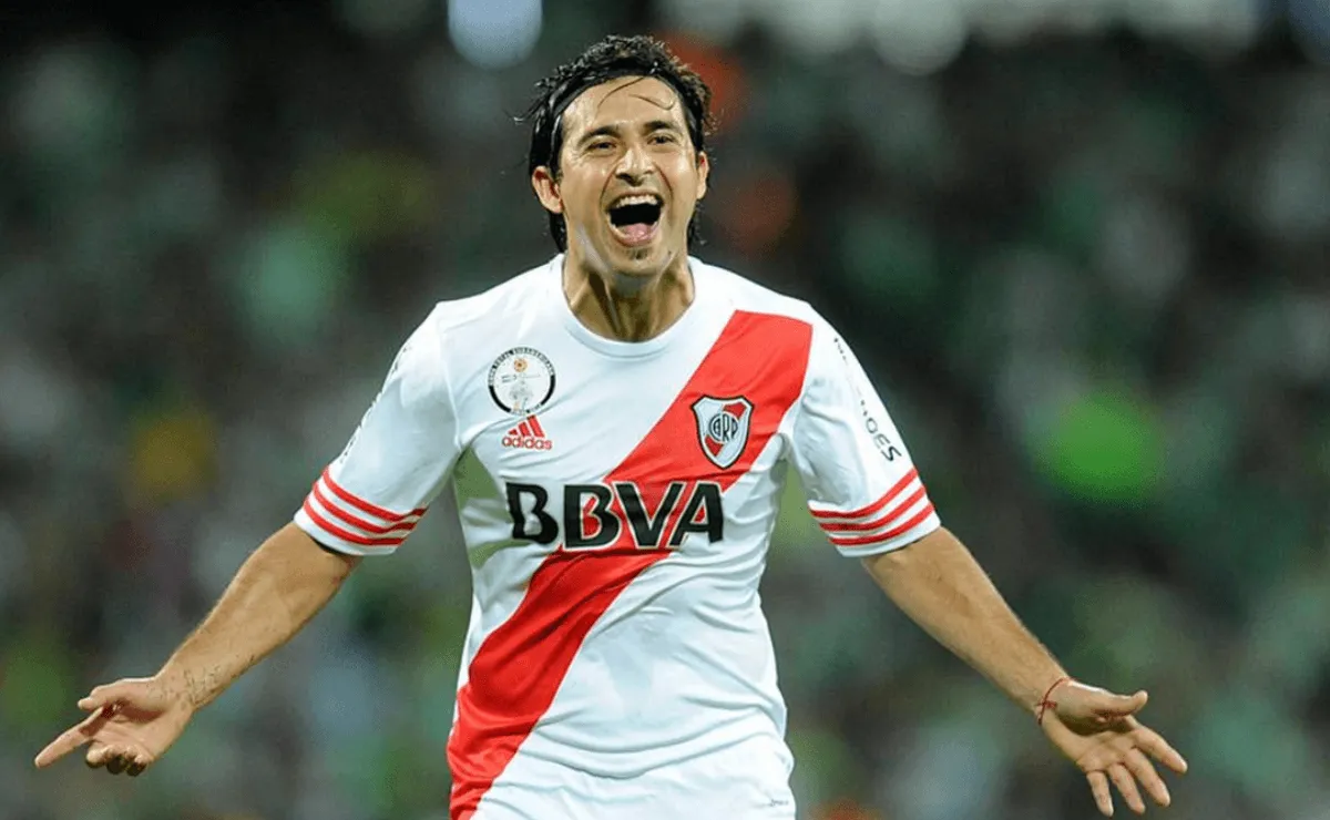 Pisculichi gritando uno de los tantos goles que hizo en River.