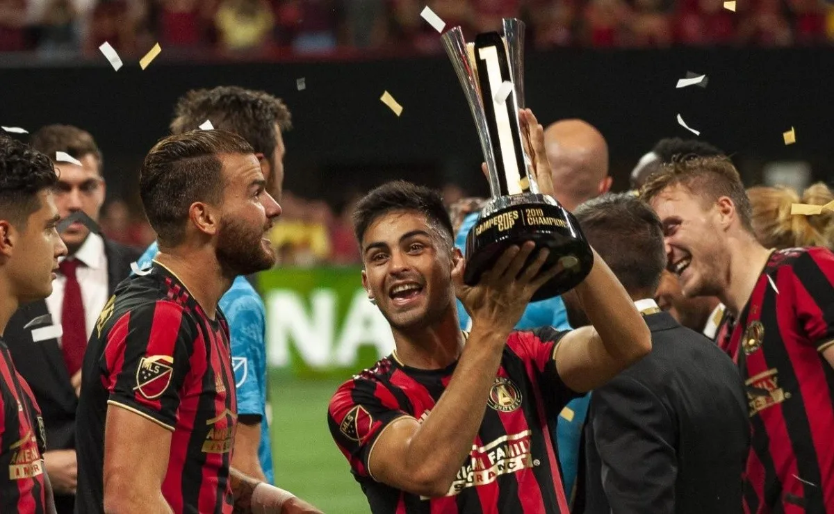 El Pity Martínez alzando su primer trofeo con Atlanta United.