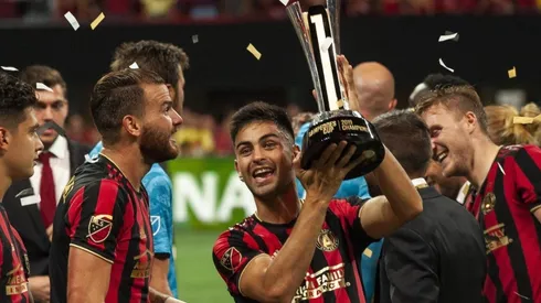 El Pity Martínez alzando su primer trofeo con Atlanta United.