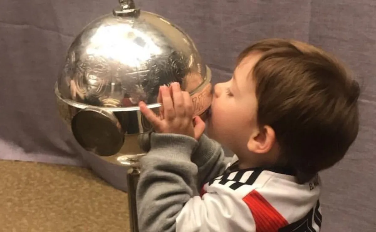 Bauti besando la Libertadores con la camiseta de River siempre encima, en una de sus tantas aventuras