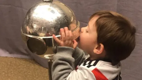 Bauti besando la Libertadores con la camiseta de River siempre encima, en una de sus tantas aventuras