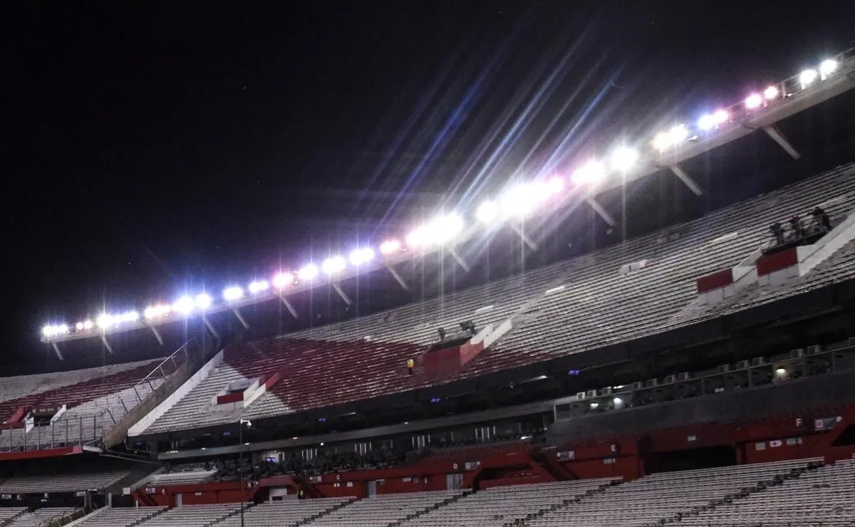 Si un club no cumple con la exigencia de la Conmebol en materia de iluminación, puede ser multado. (FOTO: Getty)