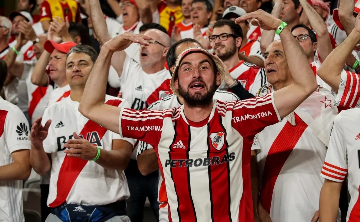 Los hinchas de River se preparan para el primer cruce ante Cerro Porteño.