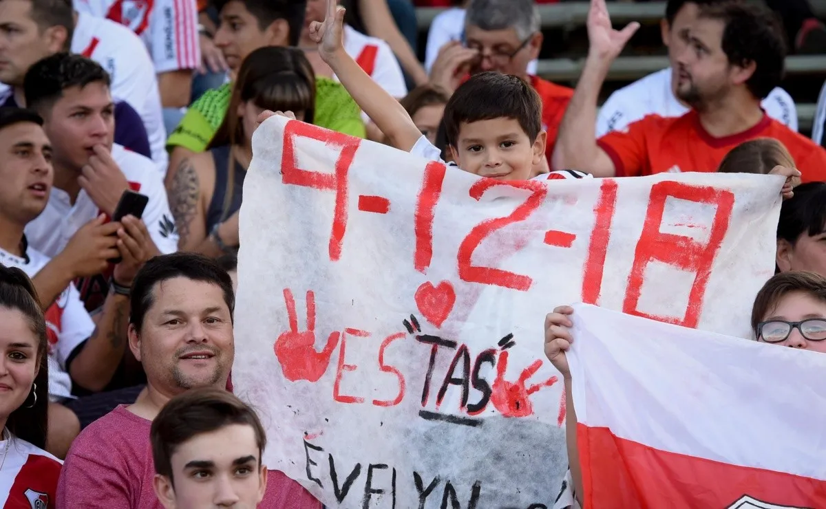 Unas 55.000 almas comenzaron a palpitar el Superclásico.