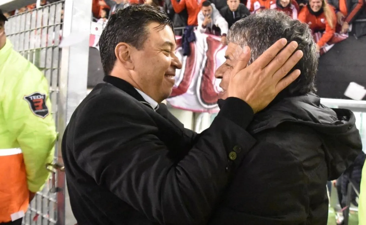 Marcelo y Máximo Gallardo, y un abrazo en el Monumental.
