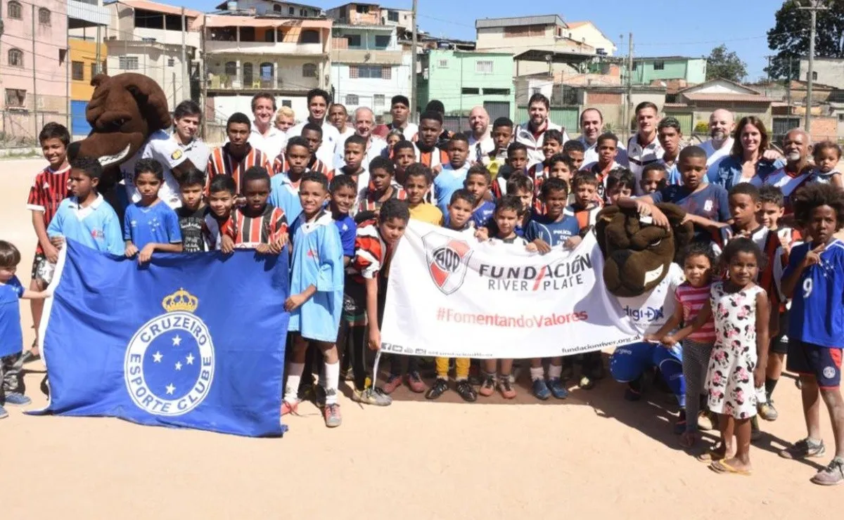 Los dos clubes unidos para donar materiales deportivos a un club humilde de Belo Horizonte