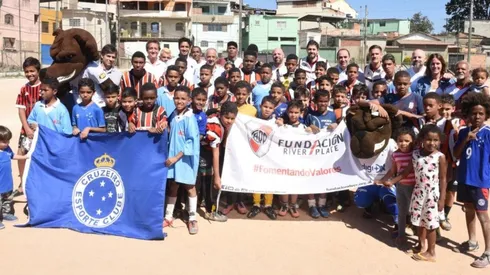 Los dos clubes unidos para donar materiales deportivos a un club humilde de Belo Horizonte