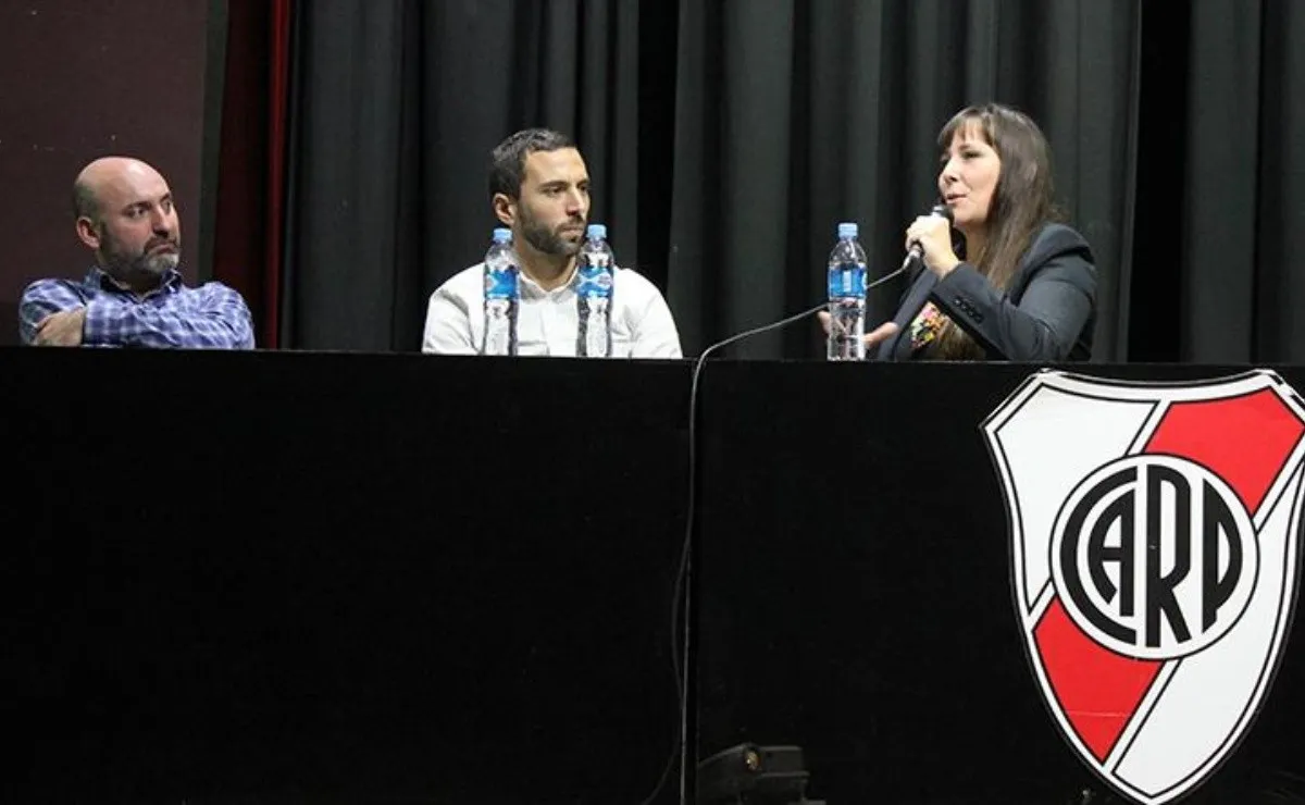 Los disertadores de la charla en el Auditorio del Monumental