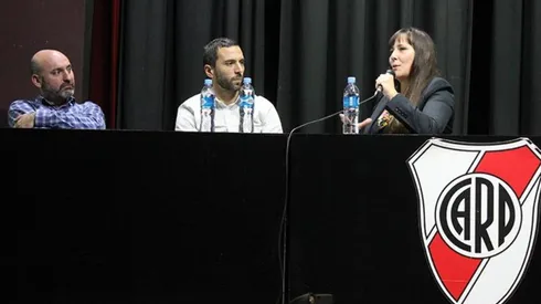 Los disertadores de la charla en el Auditorio del Monumental